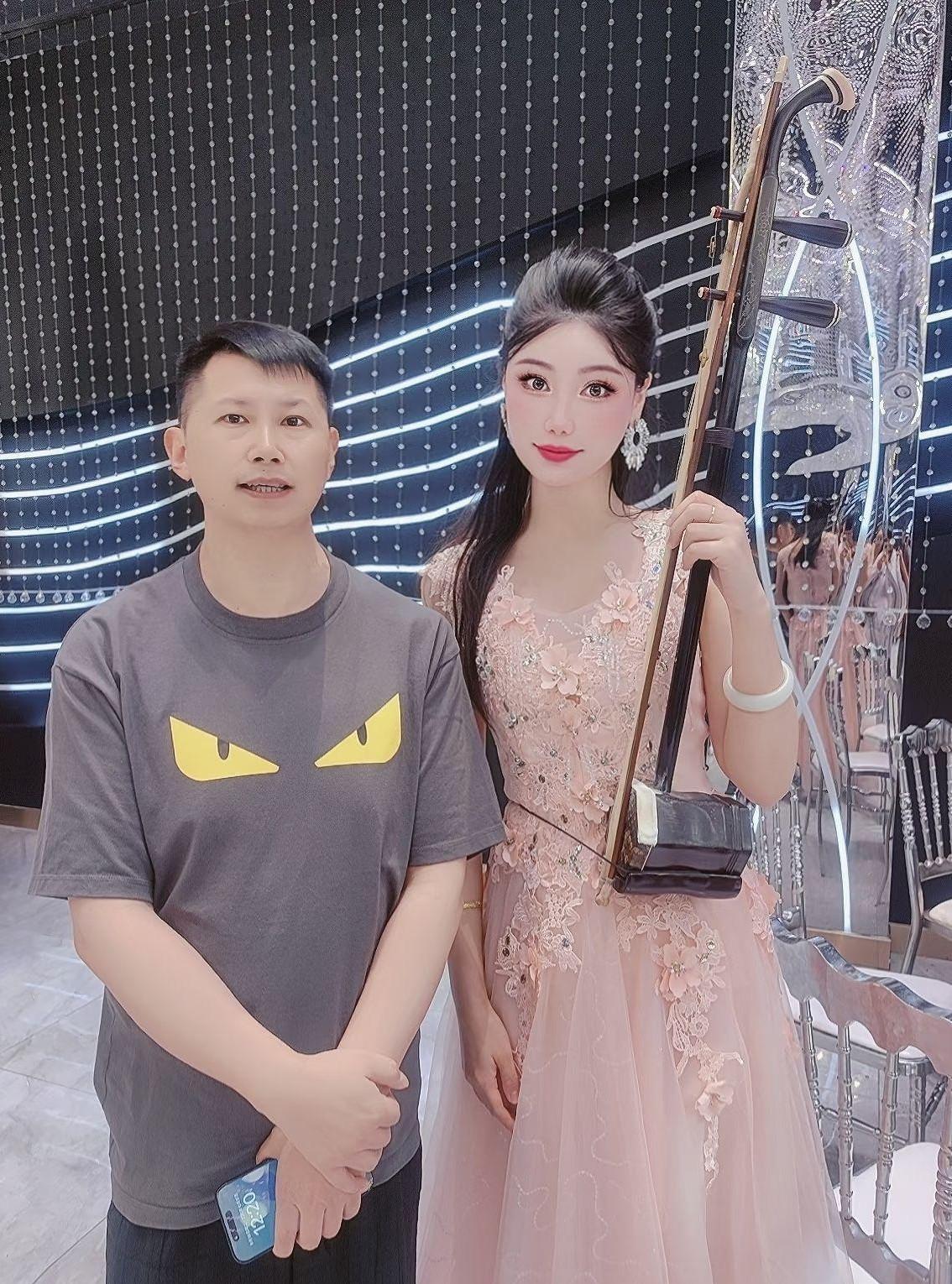 何云伟绽放魅力，收获漂亮迷妹一枚！今日，德云社郭德纲前大徒弟何云伟，河北演出期