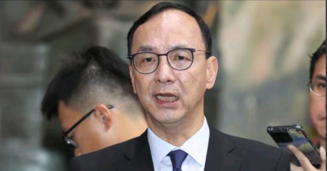 国民党这出戏，比民进党还抓马！刚卸任主席的朱立伦，嘴上说着“功成身退”，背地