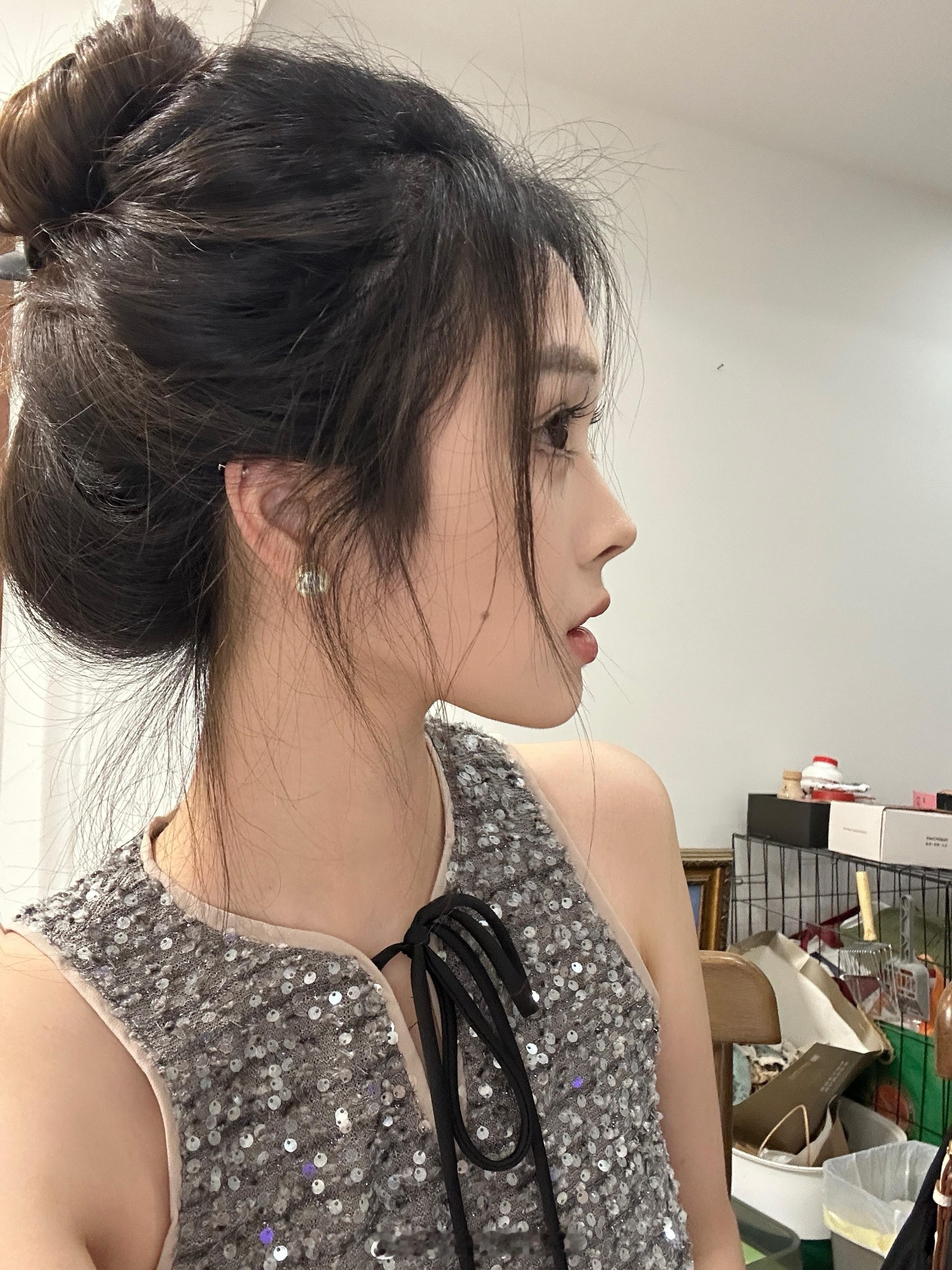 就这么全妆在家待了一天。​​​
