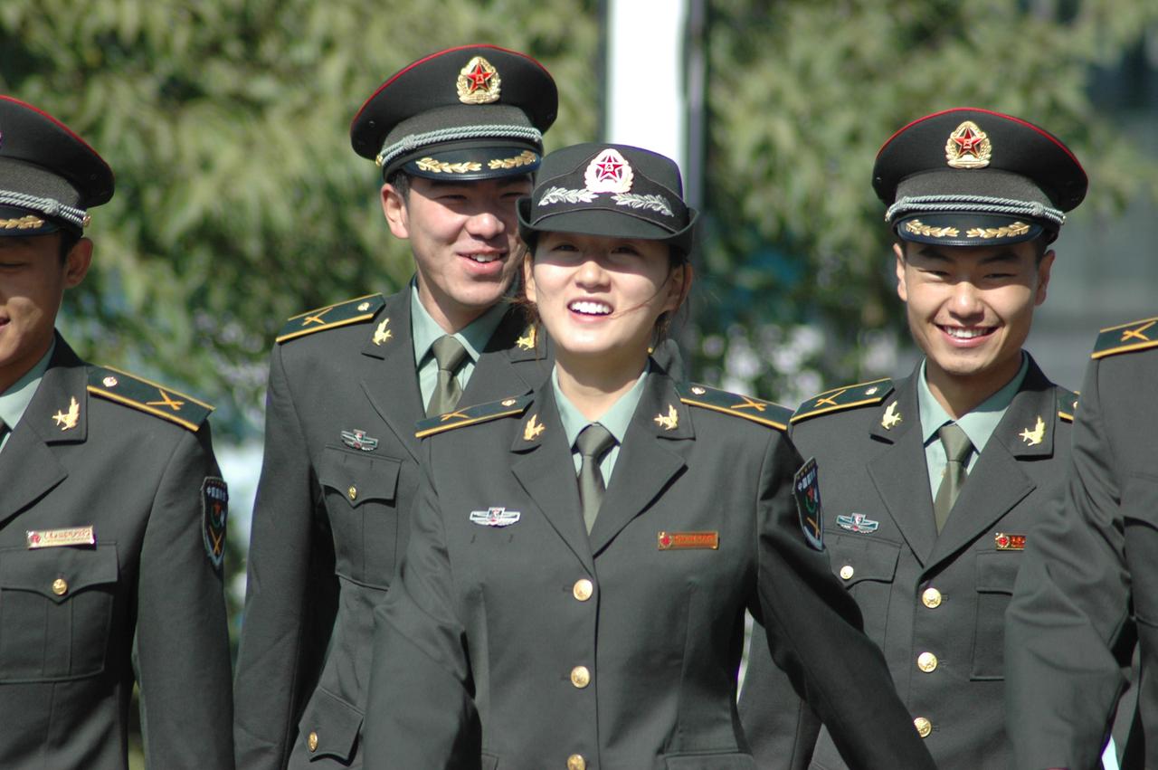 国防生戴的这种肩章是什么时候的，图中可以看到，学员肩章上是一个“八叉”并不是一道