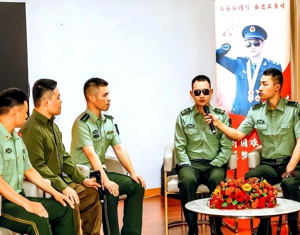 有人羡慕杜富国每月三万二津贴外加180平大房子，觉得这代价“值了”。说这话的人