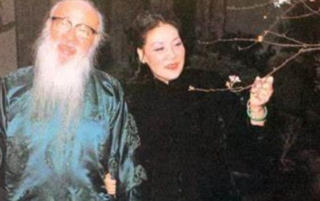 1945年，张大千收下的16岁女徒弟徐雯波，画技还没见明显进步，肚子先大了