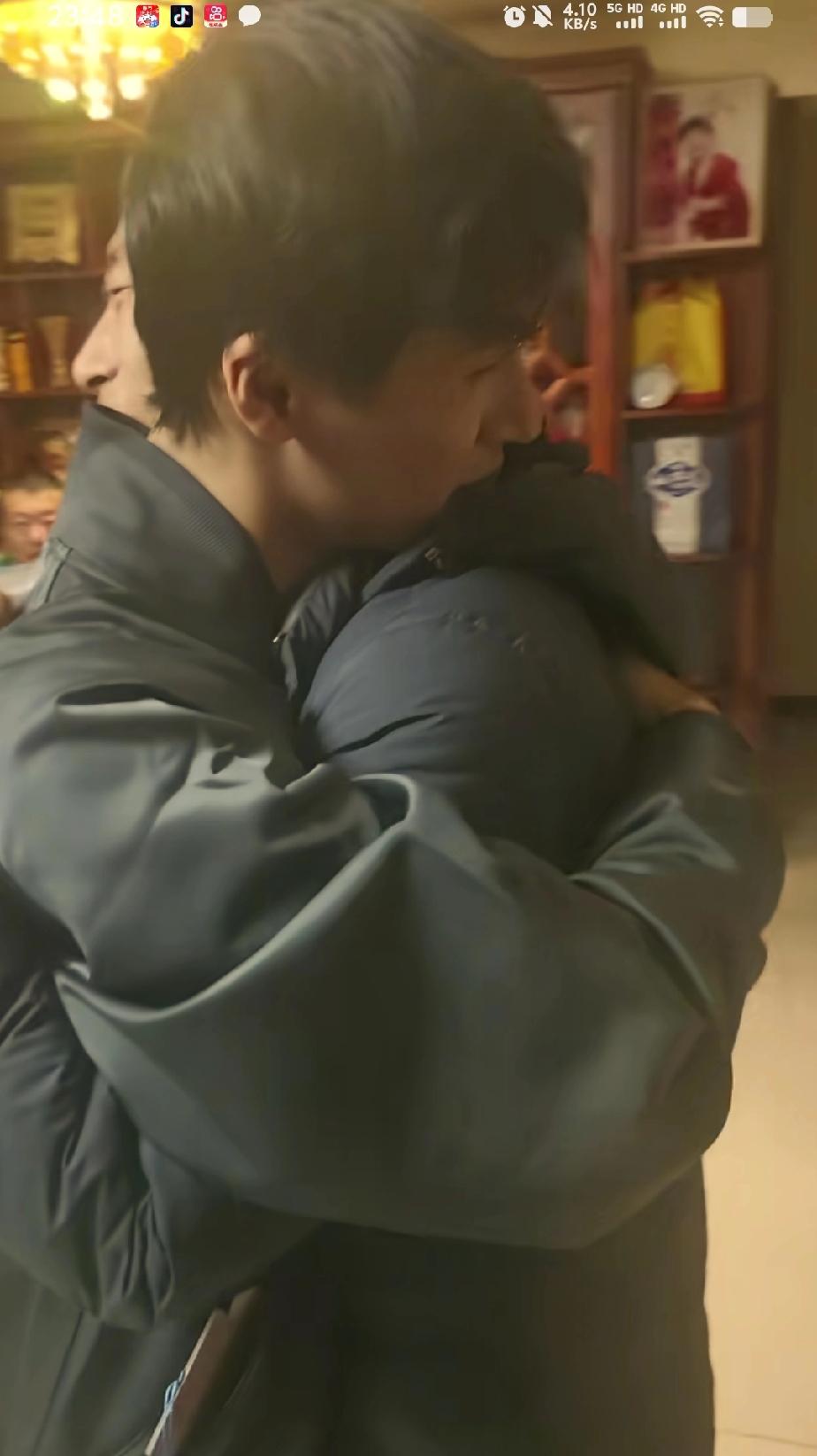 到底是父子情深呀，张云鹏和爸爸紧紧拥抱在一起旁边的堂哥着急了，说云鹏都把我给忘了