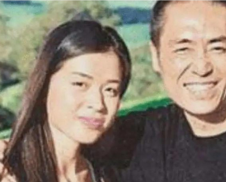 1999年，51岁张艺谋和19岁嫩模王海珍被媒体拍到共进晚餐，最后同回酒店休息一