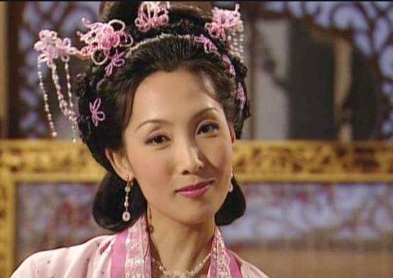 公元746年的一个深夜，唐玄宗偷偷把一个女人接到了翠华西阁。两人刚睡着，天还