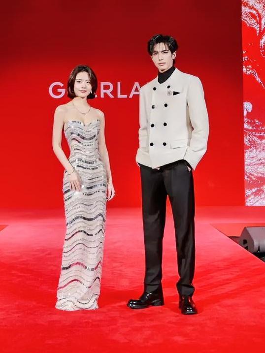 谁能想到！娇兰活动竟被宋威龙赵今麦办成婚礼现场？1月12日上海外滩，俩人牵