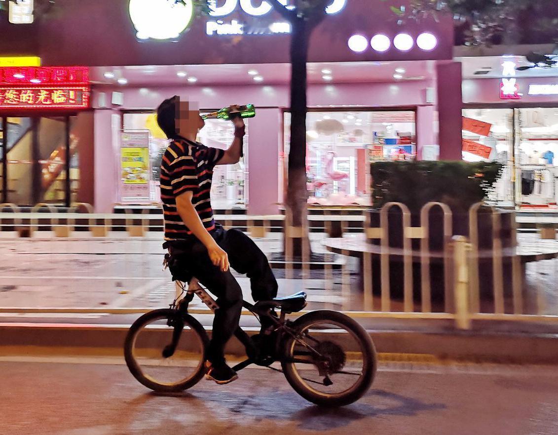 为啥酒后骑自行车算“酒驾”？简单来说，酒后骑自行车不算机动