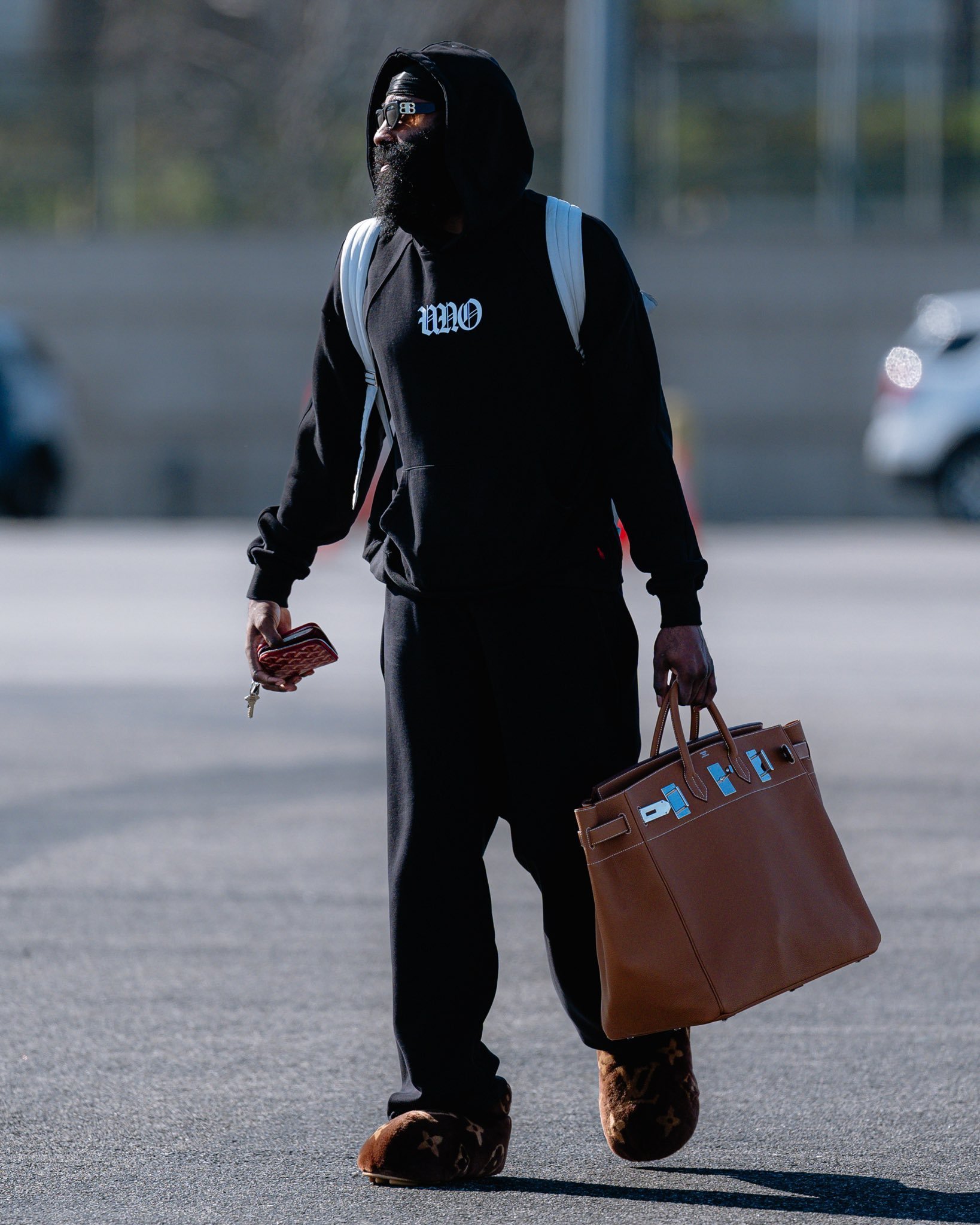 自哈登加盟骑士以来，球队战绩是6胜1负。期间哈登场均出战32.1分钟，拿下18.