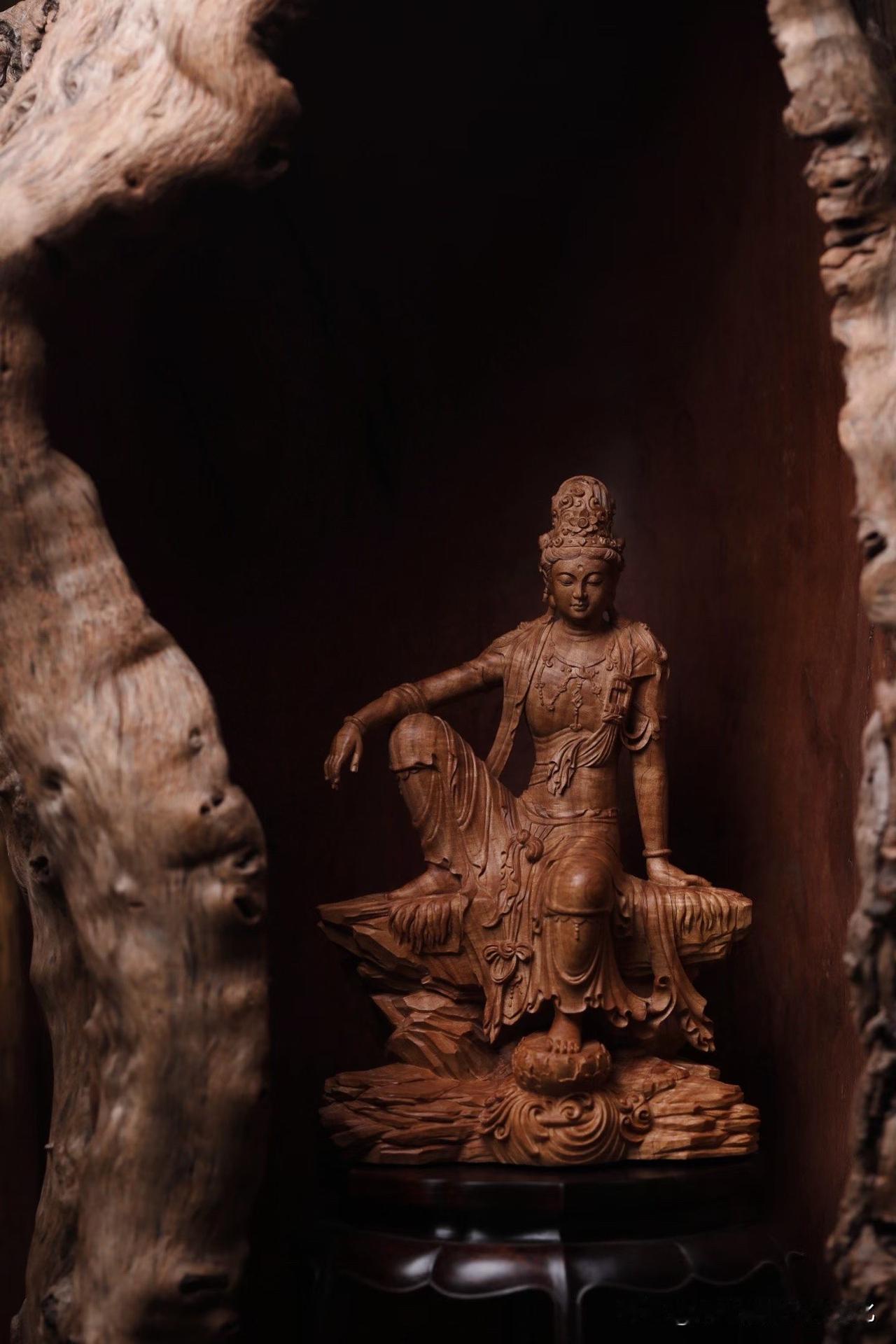 有些观音，是端坐高处的庄严；也有一些，是落在人间的松弛。这一尊水月观音，偏