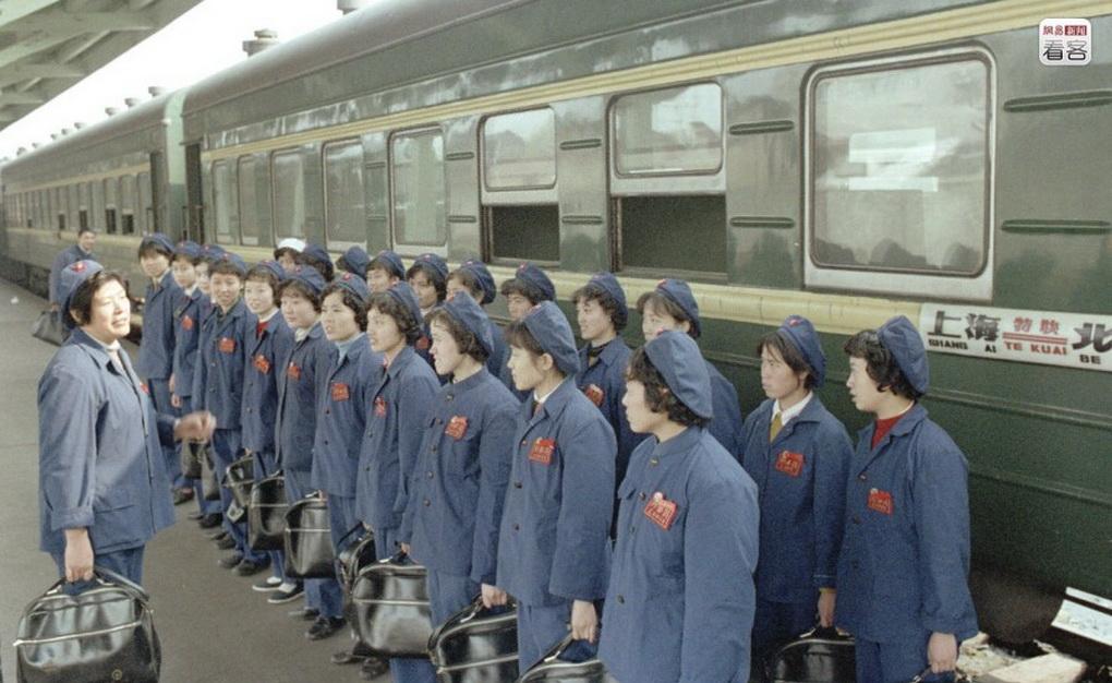 京沪间直达列车最早开行于1954年。这标志着中国铁路运输迈入一个新的时代，尽