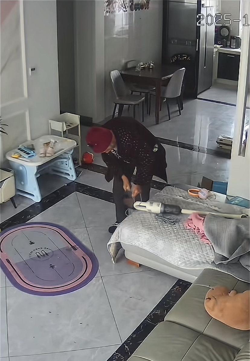 其实老年痴呆，最好是送到养老院，养老院会绑在床上，做儿女的不舍得，但是别人舍的