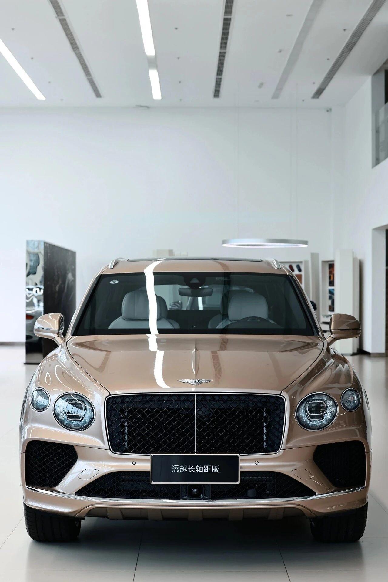 至少年入千万，才敢买的宾利添越。现在买宾利的人都是什么级别？宾利添越这样的入