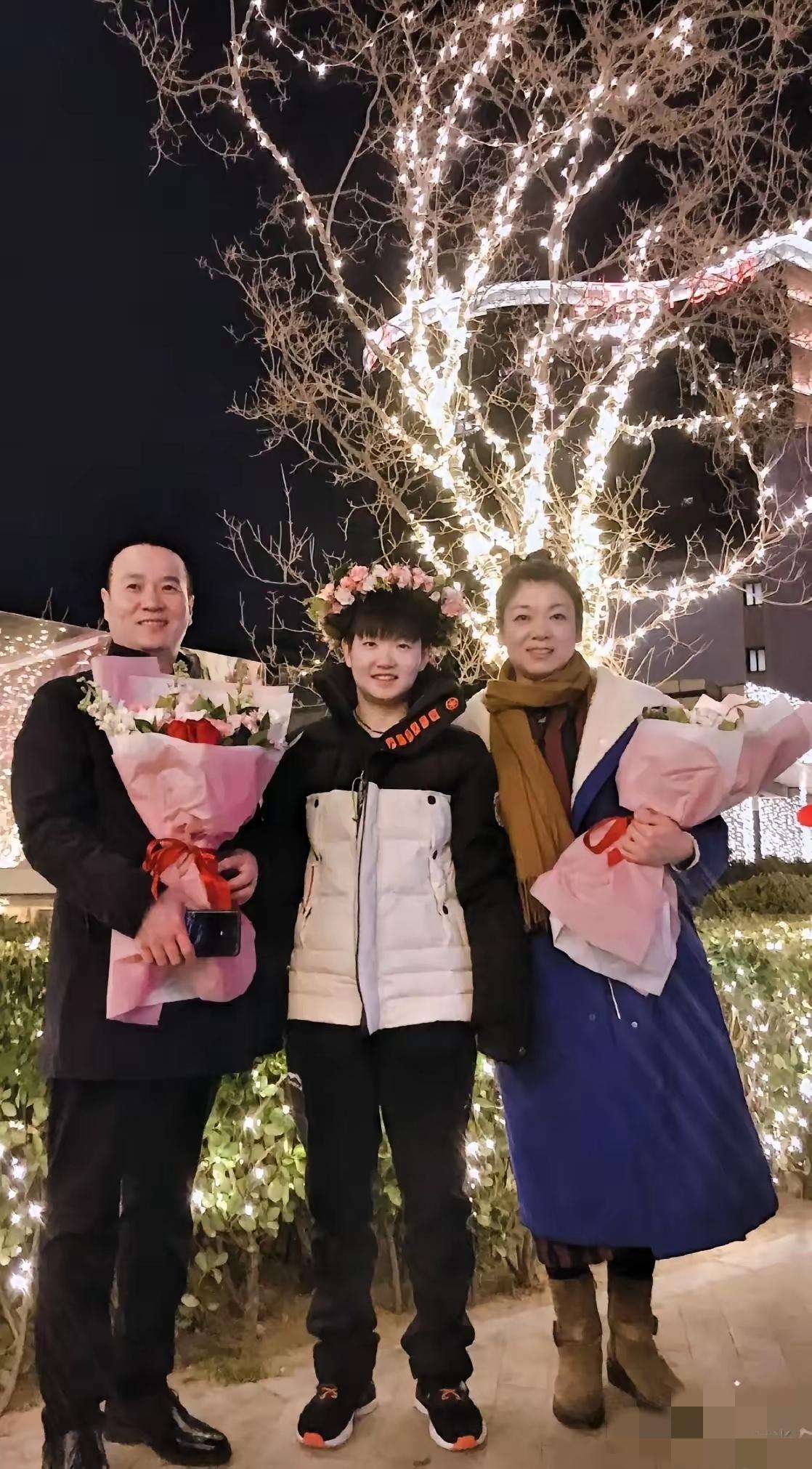 孙颖莎传来好消息！爸妈终于赶去北京陪她养伤，这才是此刻最该有的踏实感！竞技体育的