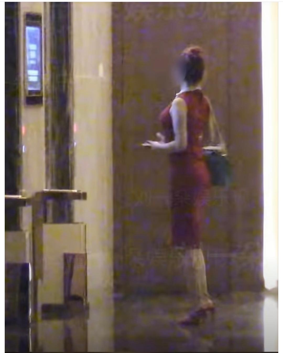 老婆漂亮女儿可爱，况且去年又生了二胎儿子！真的不理解这个姓包的咋想的？我感觉