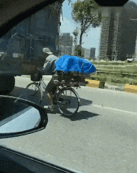 爆笑GIF: 虽然你违规停车了, 但是我没有违规走路啊