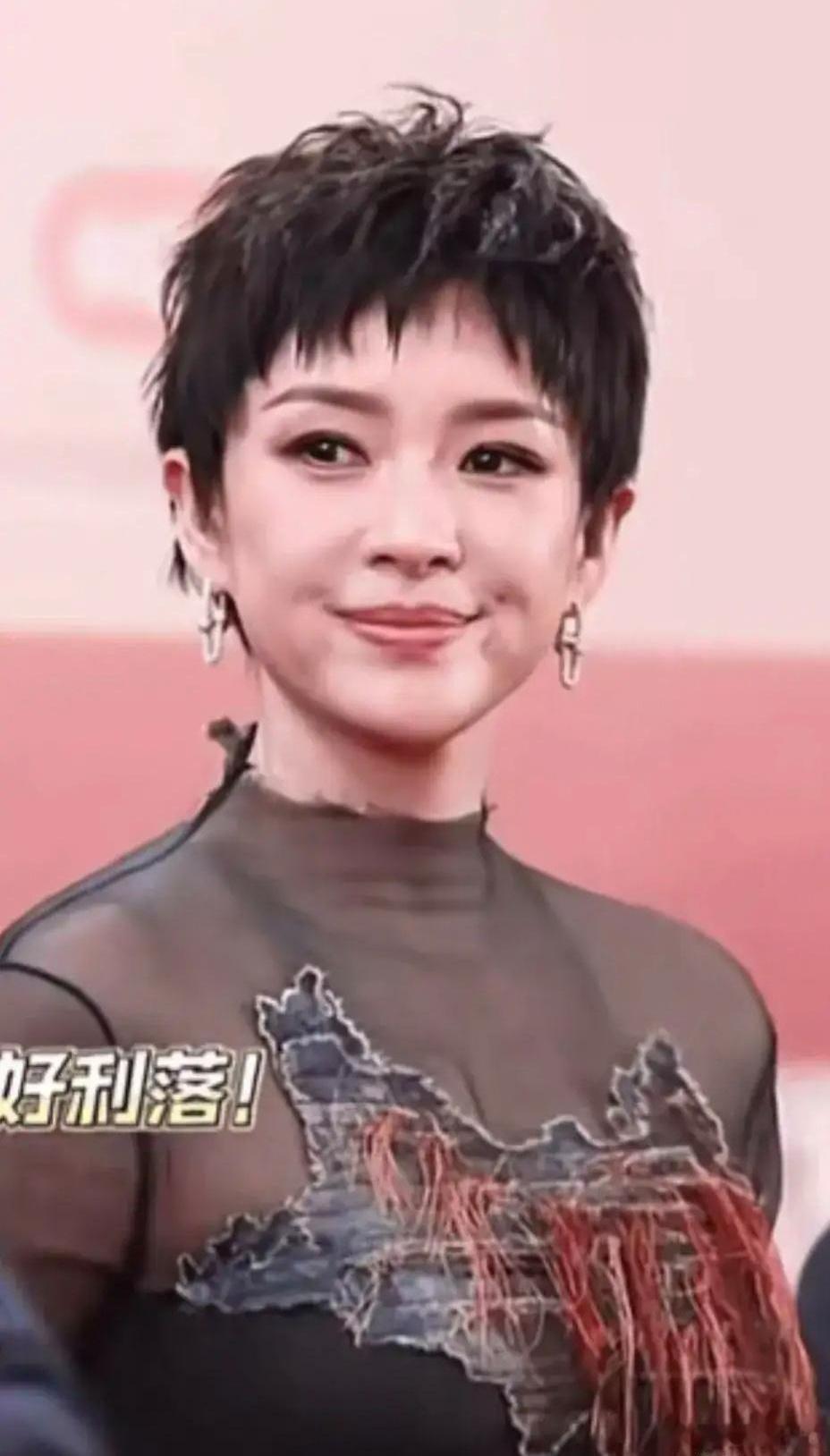 竟然真是假的！她戴了假发大家居然都没看出来。其实刚看到的时候，我也觉得有点不对劲