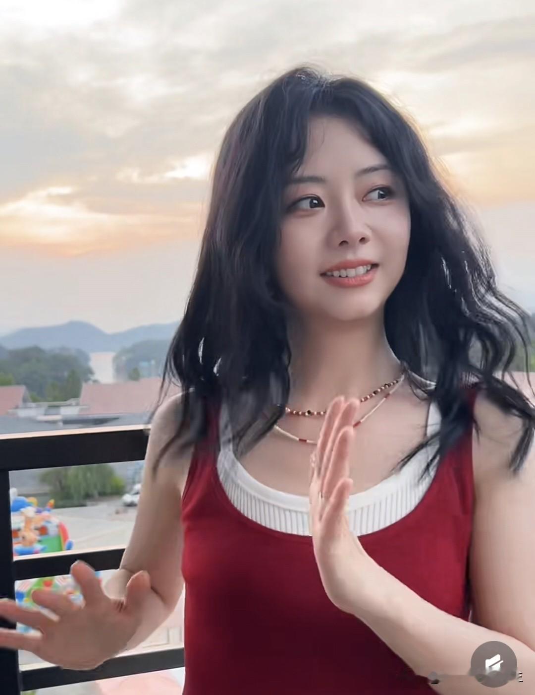 谭松韵阳台一笑，甜度爆表！今天的好心情都是她给的[烟花][烟花]好爱你😘谭松韵