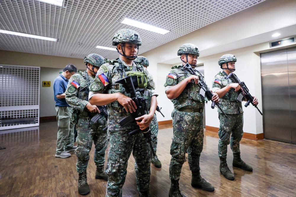 深夜枪声炸响国会大厦！菲律宾参议院遭武装人员闯入，政坛政变一触即发？深夜突发