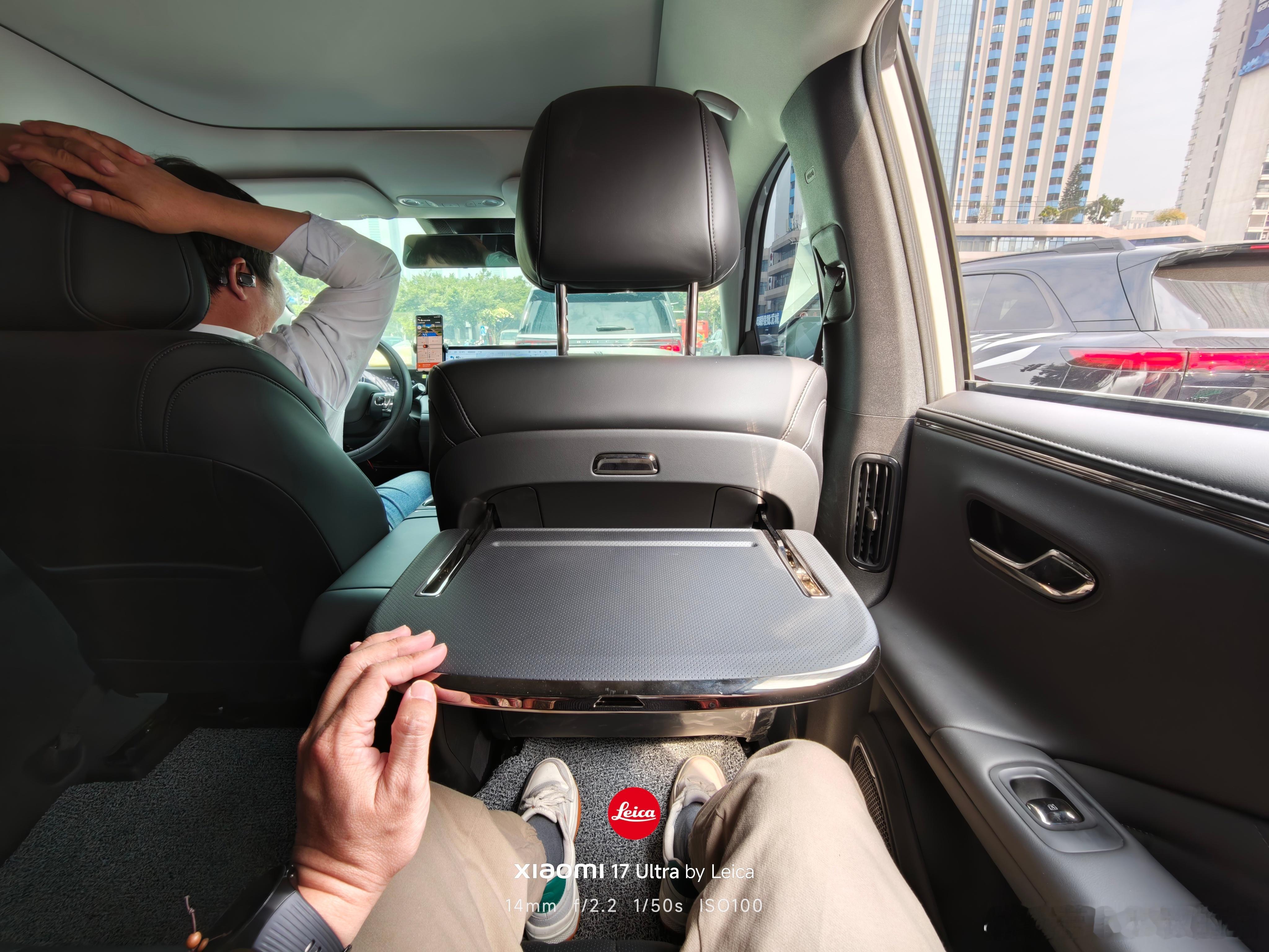 当网约车也有小桌板，真是牛马的最佳搭子。广州