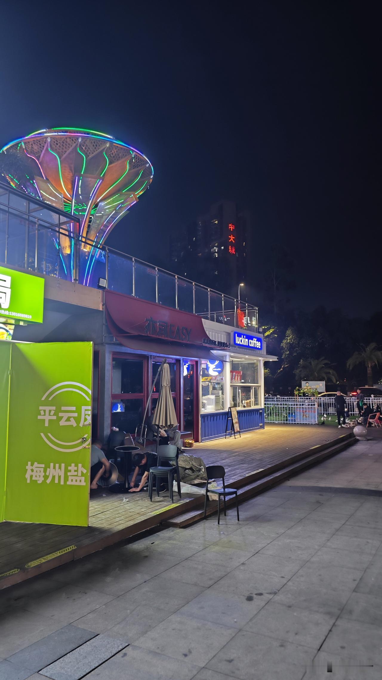 南沙万达又多一个伤心的老板了，主打健康茶饮小众路线的奕司没开了。不过估计很多人不