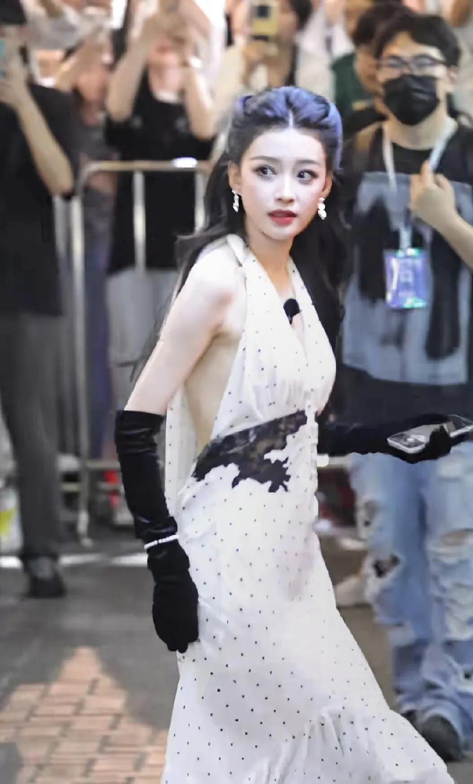 真不能再看孙怡的浪姐舞台和综艺了，因为我老公说:“哪个女人和你这样啊”。原因是