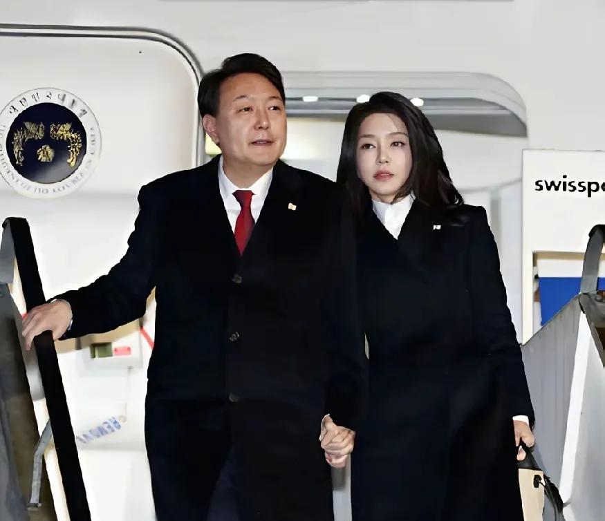 尹锡悦深情人设实至名归，第一次在庭审中大声说话，竟是因检察官直呼金建希名字时没加