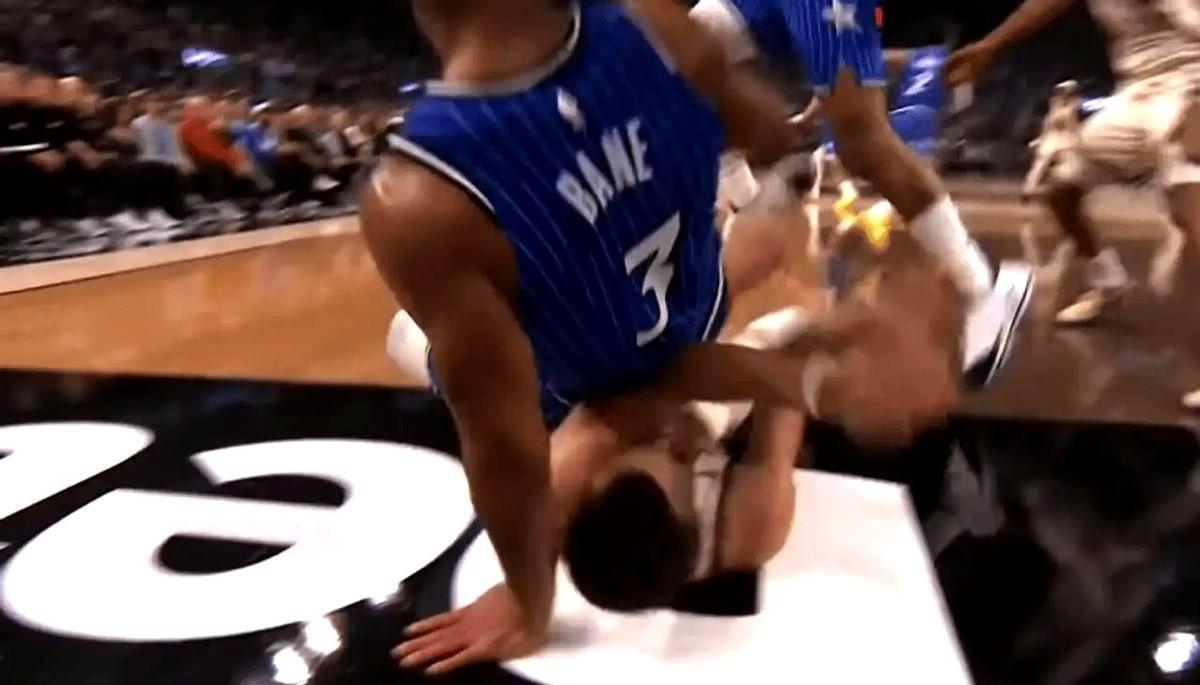 超级巨星不被允许突破？看库里如何被规则“逼”成三分之神。他被两人从空中拽下，