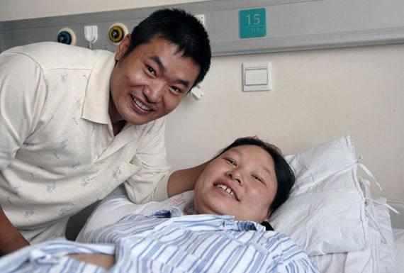 35岁孕妈剖腹产下5胞胎, 看到胎儿性别, 家人医生很惊喜