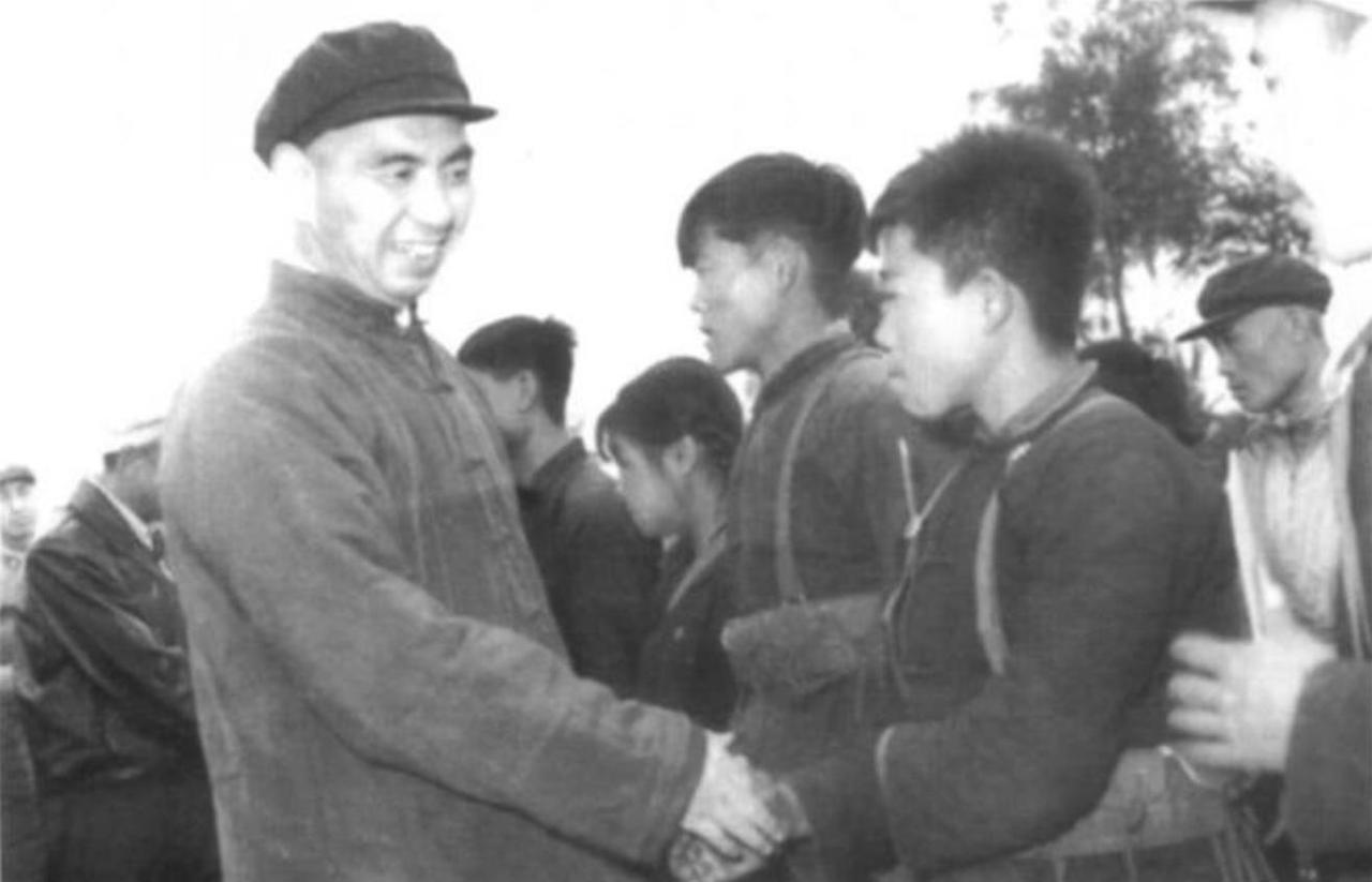 1978年，副总长杨勇上将正在办公，有关部门派人过来，询问：“首长，几年前把您打