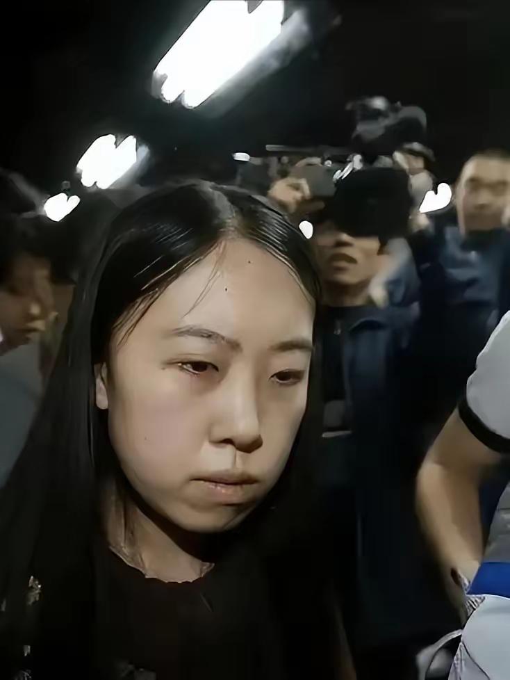 当年那个追刘德华追到家破人亡的杨丽娟，如今在兰州超市打工，月薪两千，和母亲挤在廉