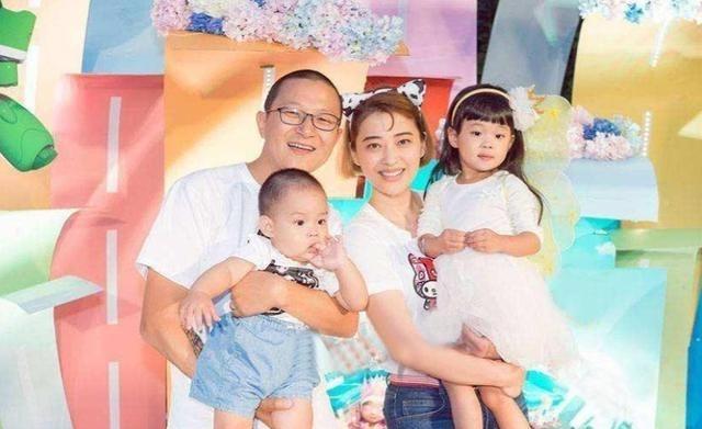 2013年，梅婷生孩子时羊水栓塞，生命垂危，医生问家属：“救大人还是救孩子？”关