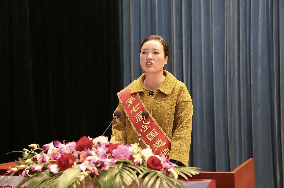 蒙晓梅，女，壮族，1973年1月生，中共党员，大专学历，广西来宾市忻城县人。曾任