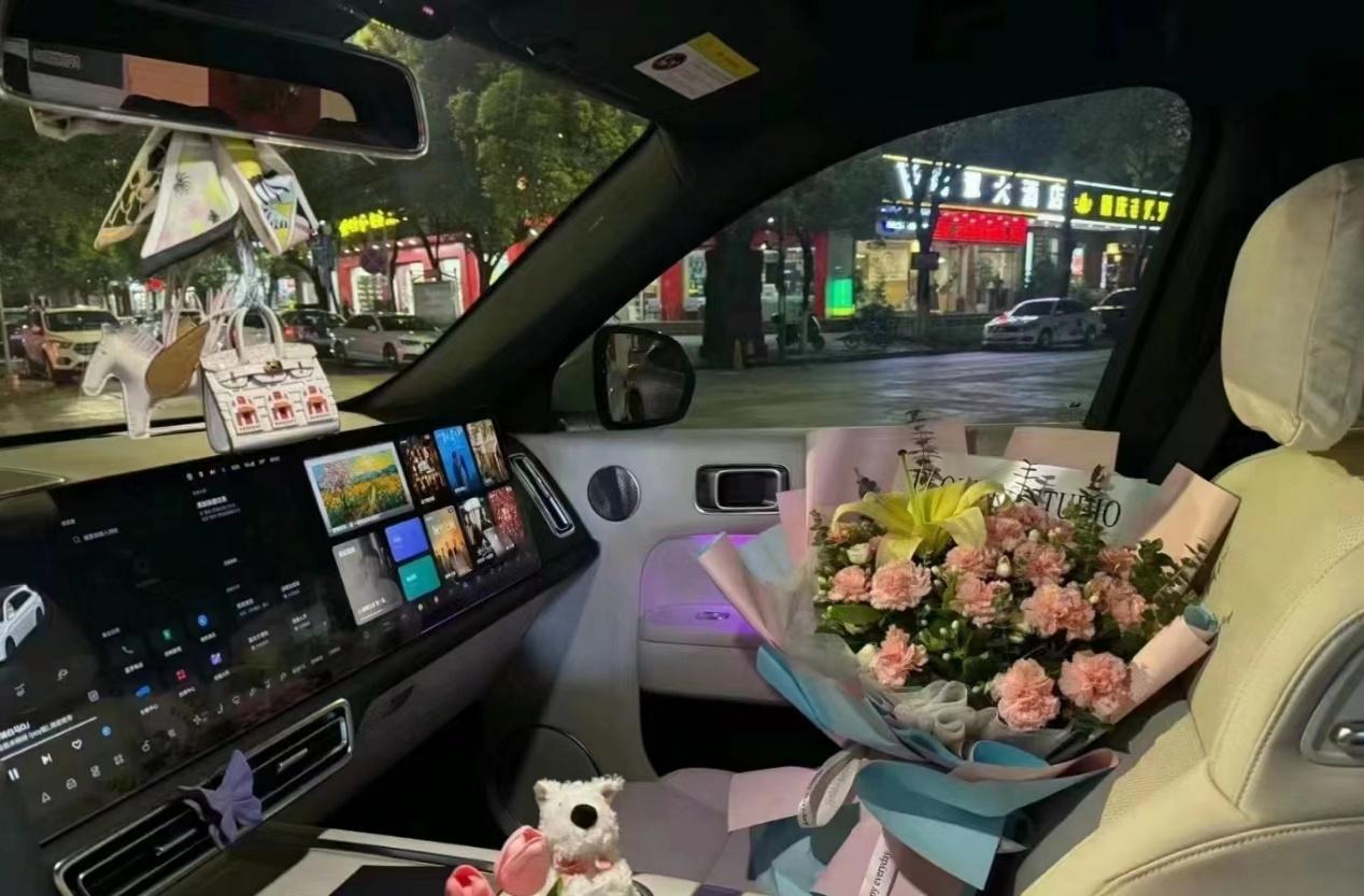 今年520，可以说是静悄悄。花儿卖不动，酒店也降价了，身边朋友就连买奢侈品也考虑