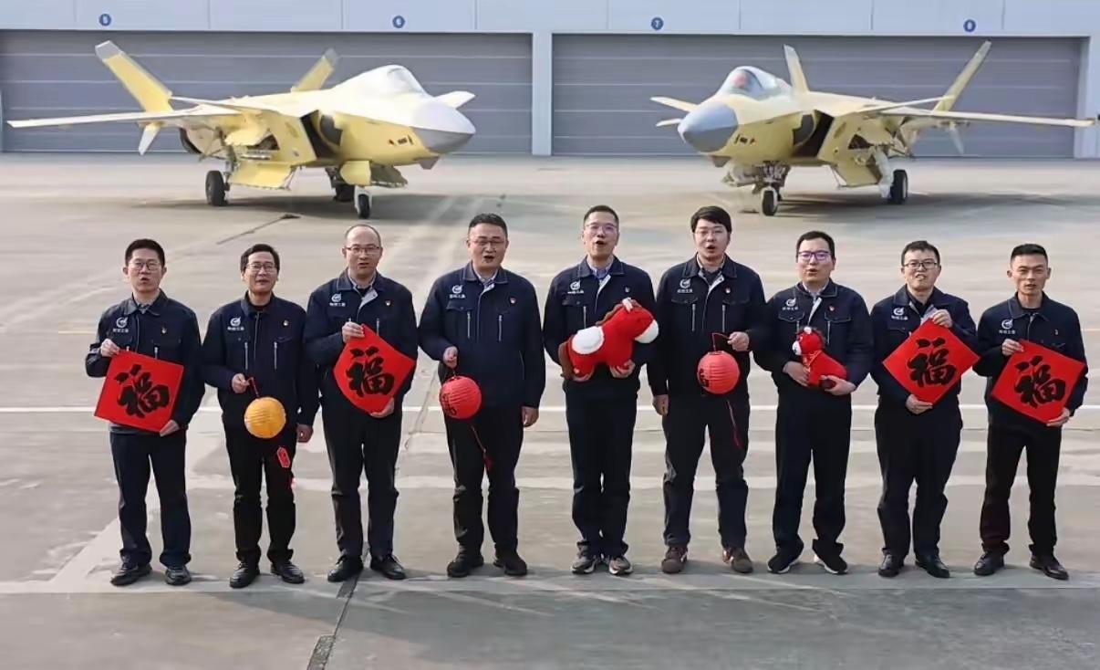 空军这次拜年有点不给力啊，只给看标准版歼-20（图4）。反观航空工业的大拜年就很