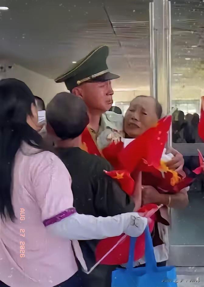 “上人民日报了！”广西柳州，男子当兵12年退役回家，没想到，父母已早早在车站等他