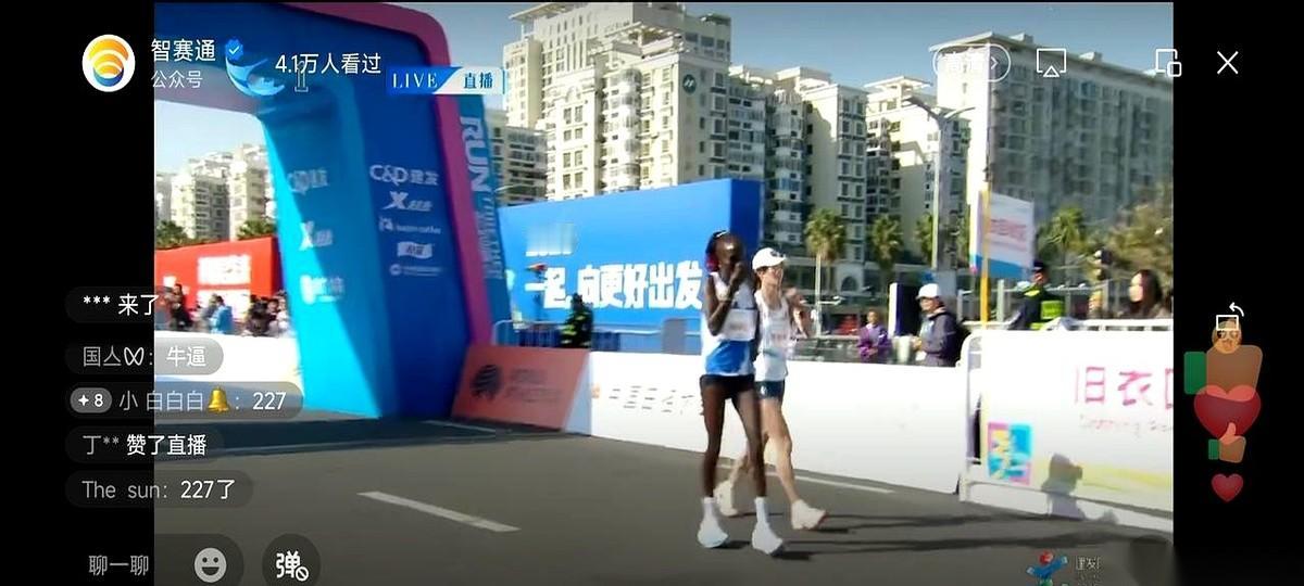 眼瞅着厦门马拉松国际第四就要到手了，结果前面那个外籍姐们儿，愣是又给超回去了。