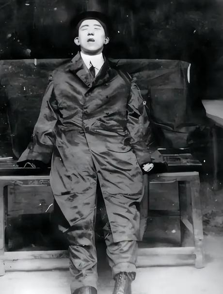 1927年4月的一天，在重庆开照相馆的德国人，被请去为一遗体拍照。逝者情况他是略
