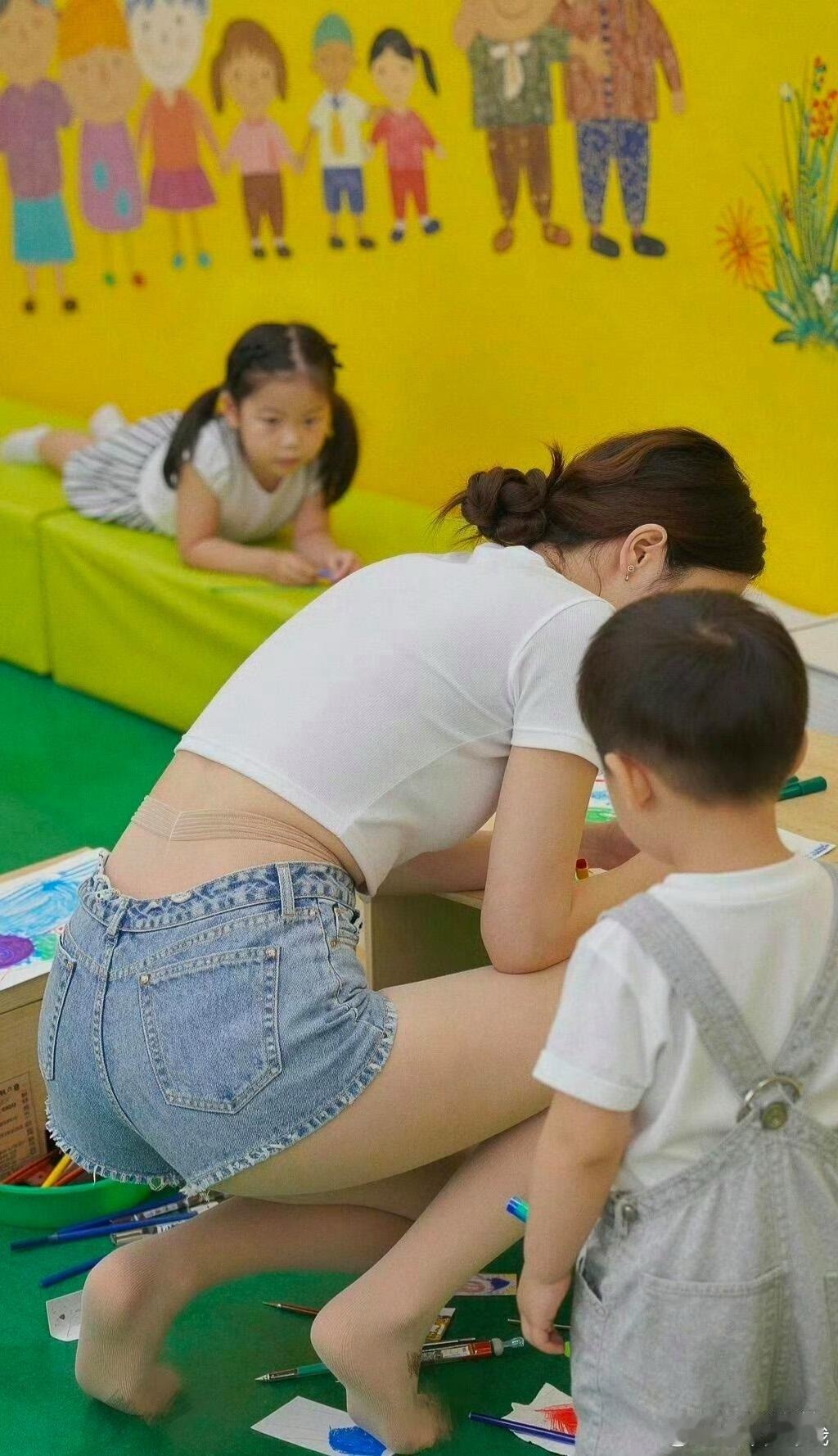 教师穿成这样，真替娃捏把汗。​​​