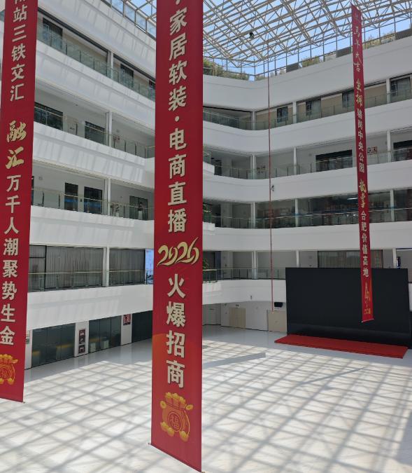 真冷清！合肥南站53℃广场没人气！🌚市民实拍：合肥南站旁边的