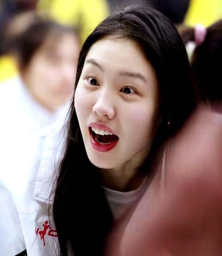 四川女篮的冠军奖杯，这下真的悬到了嗓子眼。原本胜券在握的局，现在打到只剩最后一