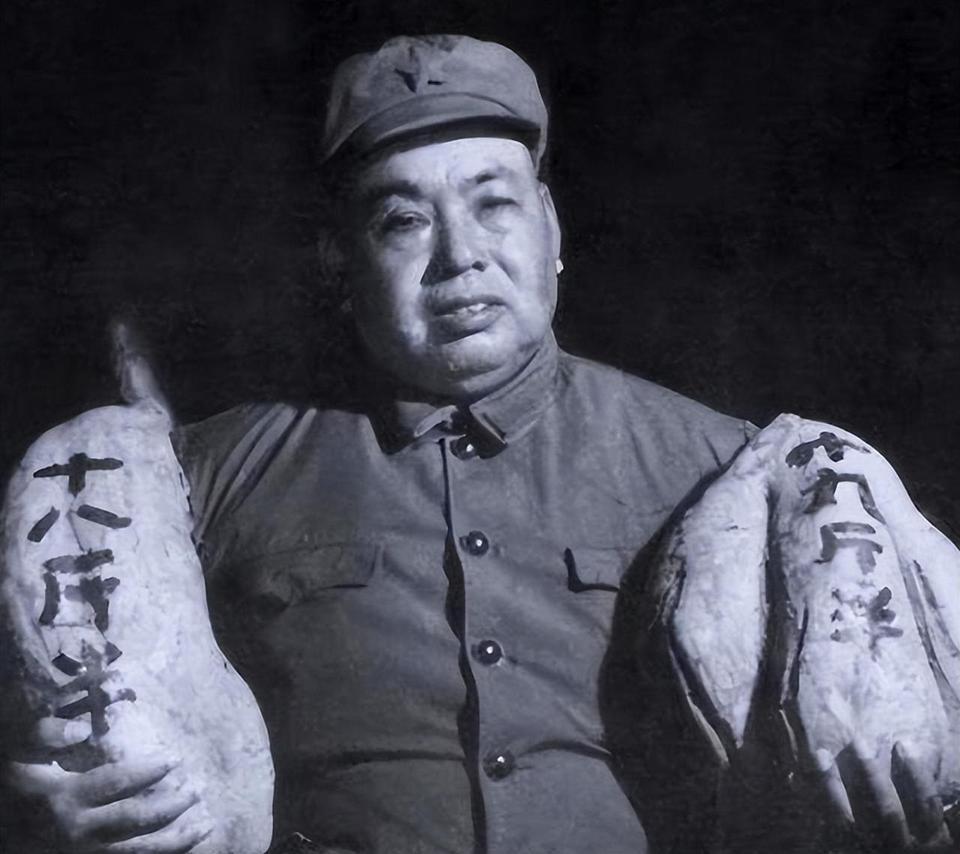 1956年，国防部在北京举办庆功宴，招待从朝鲜战场回来的功臣。许世友开口就问："