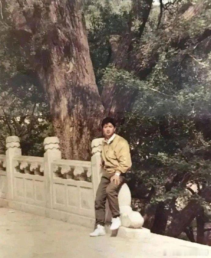 这是18岁的刘强东和18岁的章泽天，若干年后，两人成为一家子