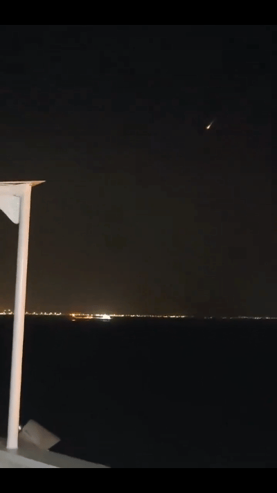 今天凌晨，在以色列务工的中国籍工人拍摄到伊朗中程弹道导弹抵达以色列上空并突破以军