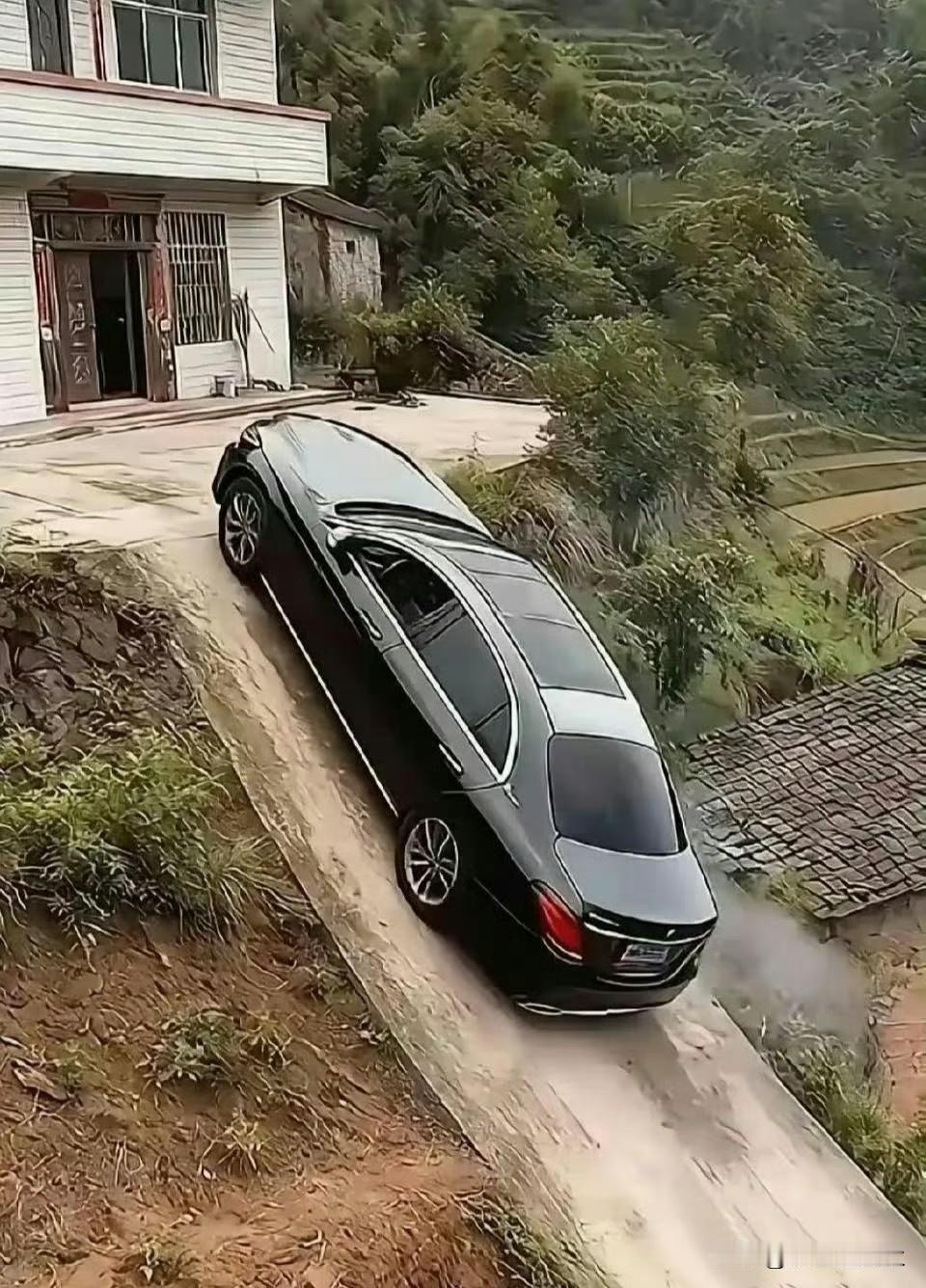 从实用性和适应性的角度来看，在农村地区选择SUV是更为明智的决策。这种坡度开