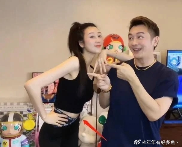 生了好几个孩子肚子还平坦光滑真是羡慕