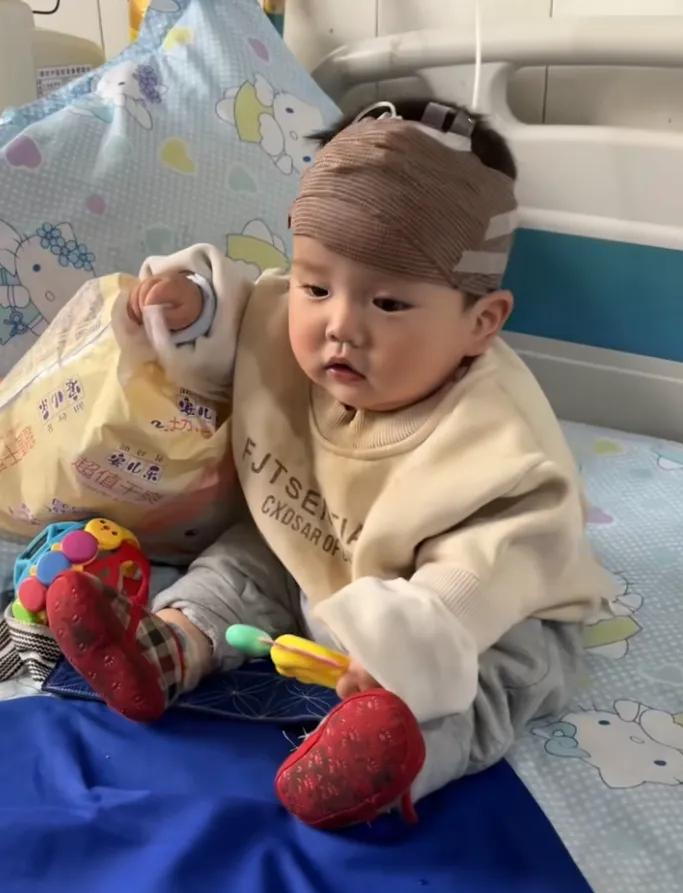 近日，云南，女子带孩子住院时发现，隔壁病床上的一岁宝宝只有70多岁的爷爷陪着，便