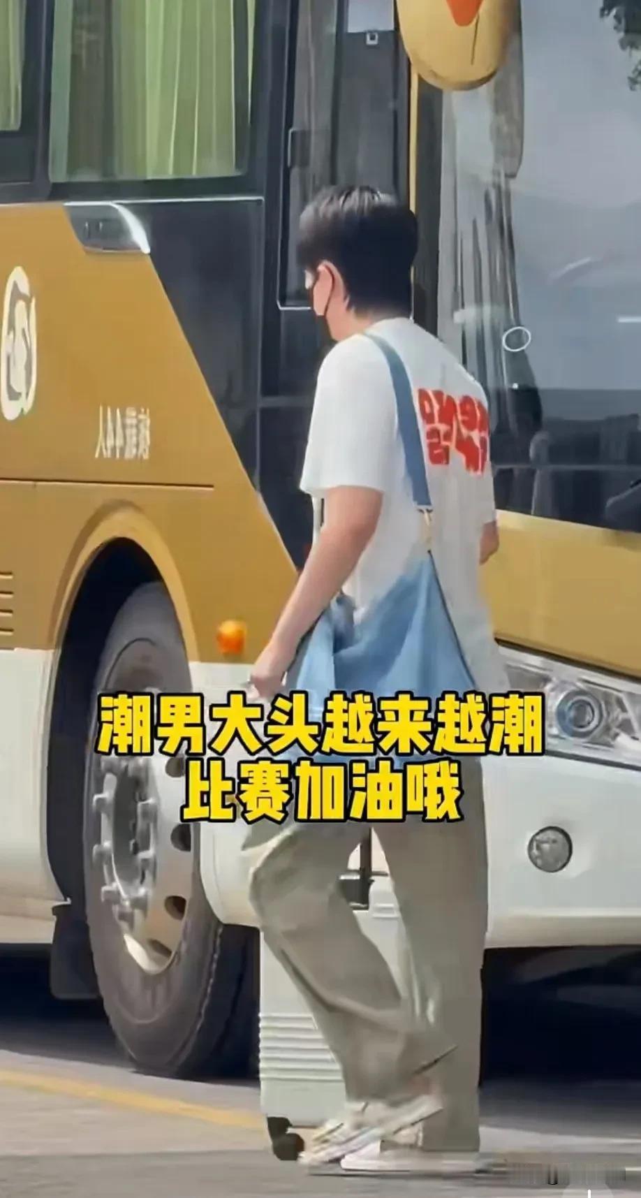 有人已经开始扒今天哥出发背的好看的蓝色🔵包包了！不用想，肯定是我高攀不起的款