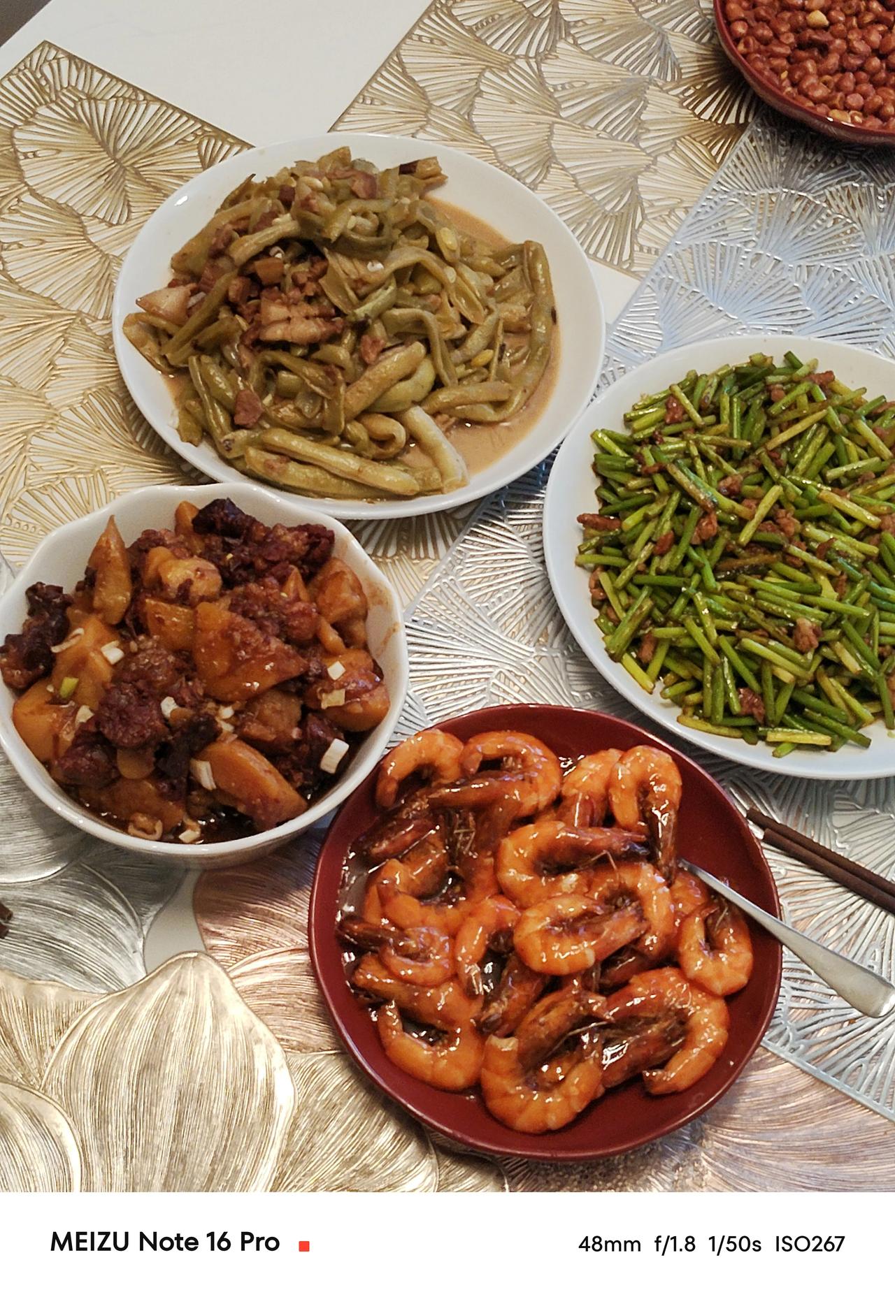 喜欢在家吃饭的感觉，顺口，温暖，自在。特别是家人下厨，有荤有素，营养搭配。土