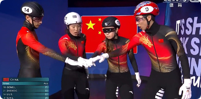 中国队在男女2000米混合团体接力决赛中，两次交接棒出现减速，从发枪第一最终只拿