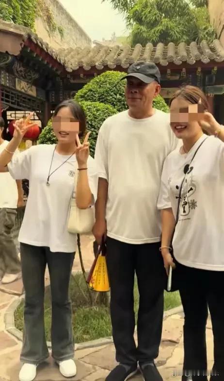 近日，山西晋城某景区因两位老戏骨的到访掀起热议——66岁的张光北身着朴素白T恤、